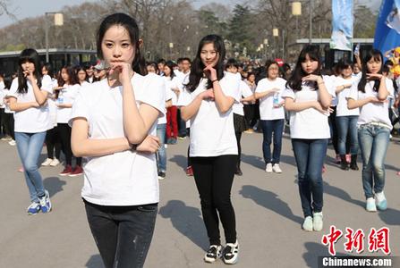 安吉丽娜·朱莉龙凤胎儿女现身街头